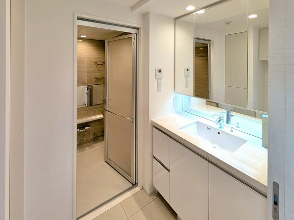 オープンレジデンシア神楽坂若宮町ヒルズ _清潔感のあるパウダールームの写真