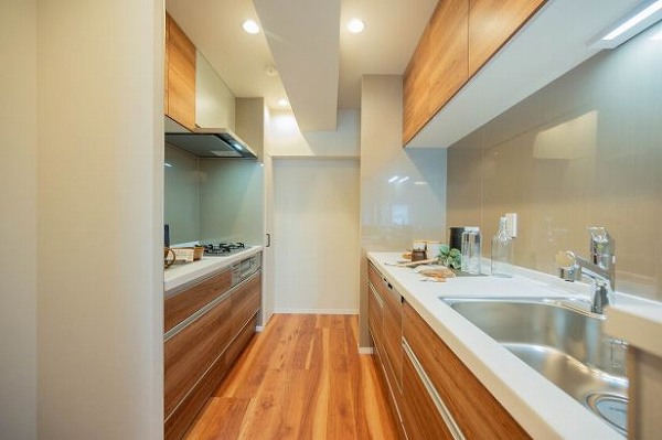 イトーピア南麻布マンション__木目調の洋室の写真収納豊富なキッチンの写真