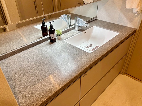 パークコート南青山ヒルトップレジデンス_石調デザインの洗面化粧台の写真