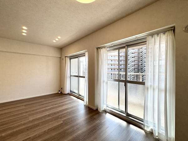 日商岩井東品川マンション_明るいリビングダイニングキッチンの写真