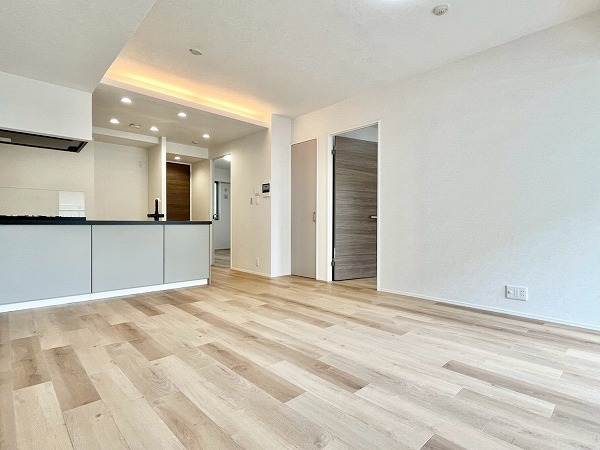 グランウェリス瀬田_木目調のリビングダイニングキッチンの写真
