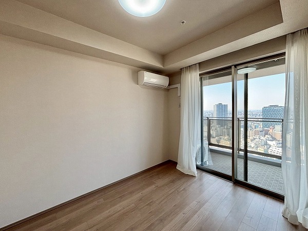 ブリリアタワー池袋_窓が大きい洋室の写真