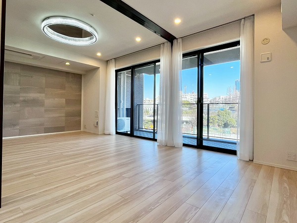 ガーデンヒルズ四ツ谷迎賓の森_窓が大きな洋室の写真