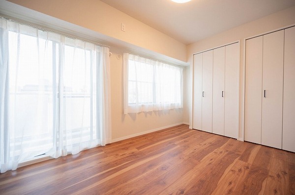 イトーピア南麻布マンション_木目調の洋室の写真