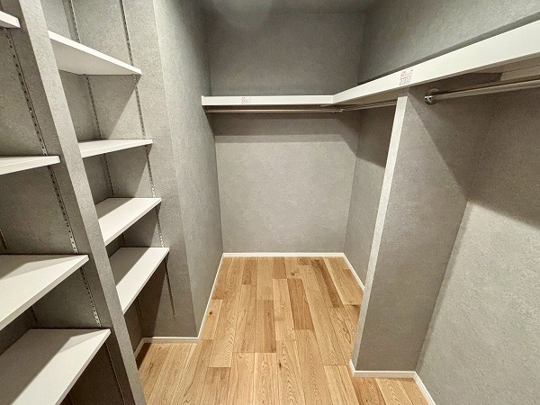 飯田橋第一パークファミリア_大きなウォークインクローゼットの写真