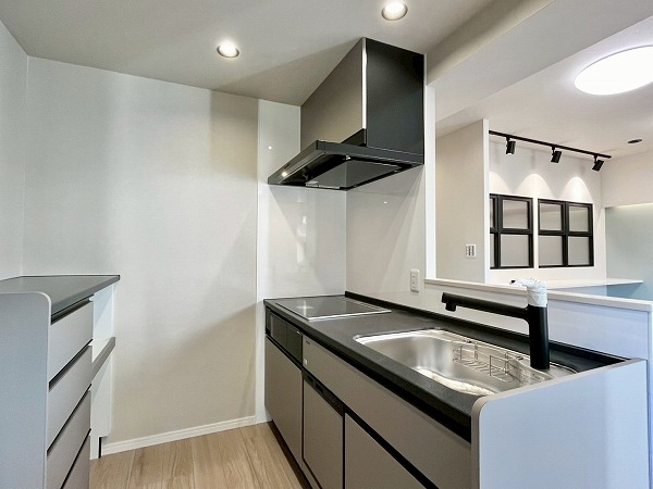 パレロワイヤル六番町_グレー基調のキッチンの写真