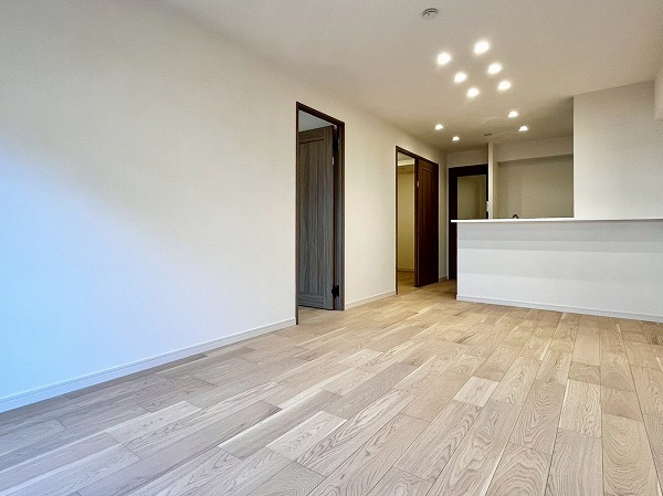 シャンボール第2目黒_おしゃれなホワイト基調のリビングダイニングキッチンの写真