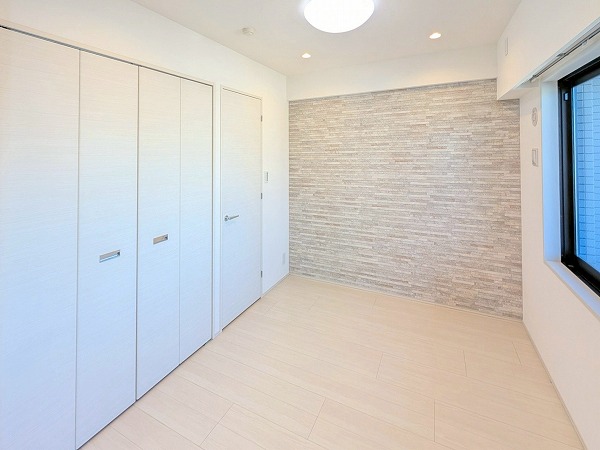 オープンレジデンシア神楽坂若宮町ヒルズ_アクセントクロスがお洒落な洋室の写真1