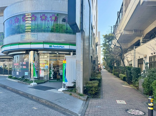 ファミリーマート浮間舟渡駅前