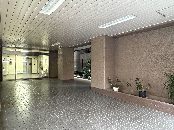 マンション三田　アプローチ
