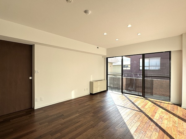 赤坂グランドハウス_日当たりの良いメインルームの写真