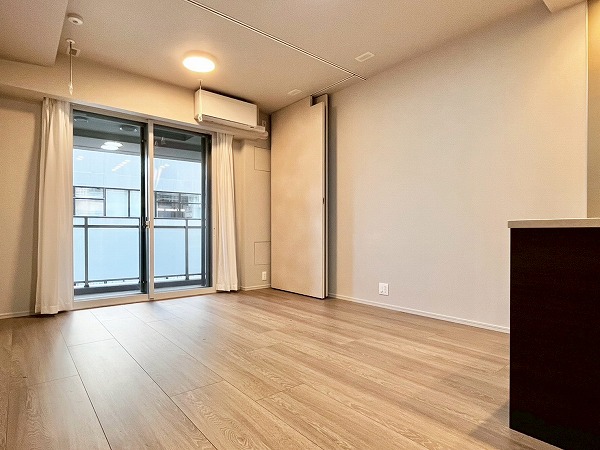 プラウド渋谷東_ホワイト基調のリビングダイニングキッチンの写真1