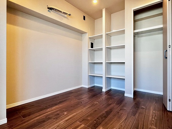 ニックハイム中目黒_木目調の洋室の写真1