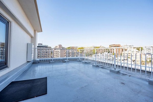 イトーピア南麻布マンション_広々としたテラスの写真