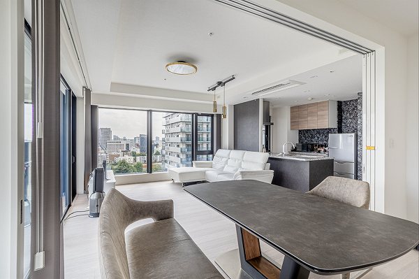 シティタワー虎ノ門_窓が大きいリビングダイニングキッチンの写真1