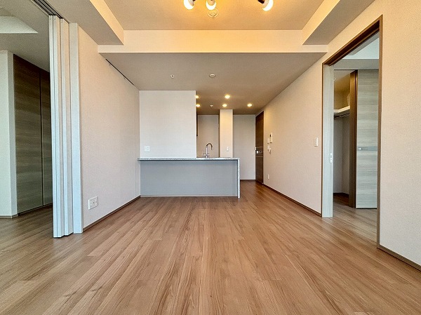 ブリリアタワー池袋_ゆとりあるリビングダイニングキッチンの写真