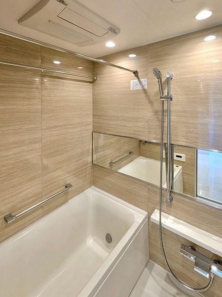 オープンレジデンシア神楽坂若宮町ヒルズ _木目調のバスルームの写真