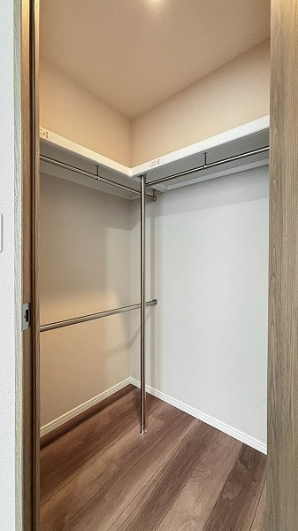 用賀パークハウス_ウォークインクローゼット付きの洋室の写真1