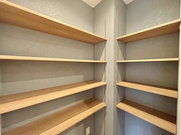 飯田橋第一パークファミリア_大きなパントリーの写真