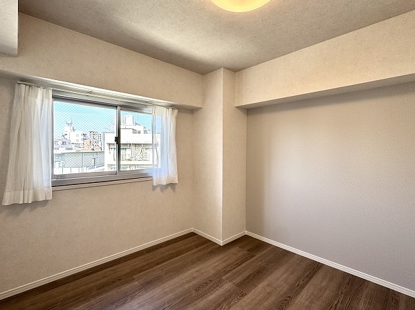 日商岩井東品川マンション_木目調フロアの洋室の写真