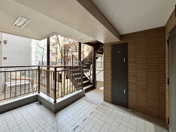 ヴィラージュ南青山　外廊下