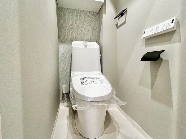 パレロワイヤル六番町_アクセントクロスのあるトイレの写真