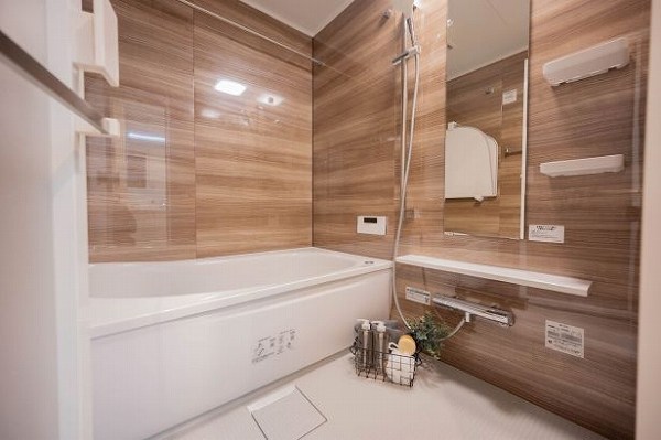 イトーピア南麻布マンション_木目調のバスルームの写真