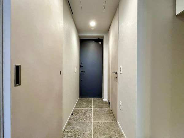 プラウド渋谷東_リノベーション済みの玄関の写真