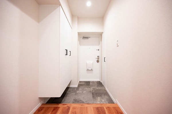 イトーピア南麻布マンション_リノベーション済みの玄関の写真