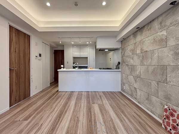 藤和シティホームズ神楽坂_木目調のリビングダイニングキッチンの写真