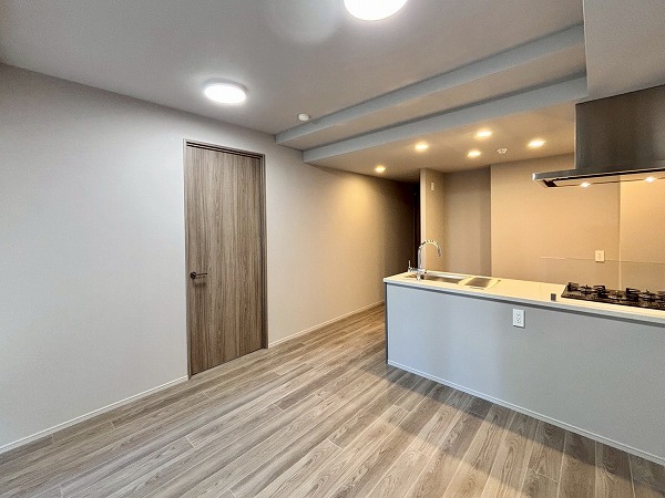 ディアナコート小石川播磨坂レジデンス_木目調のリビングダイニングキッチンの写真