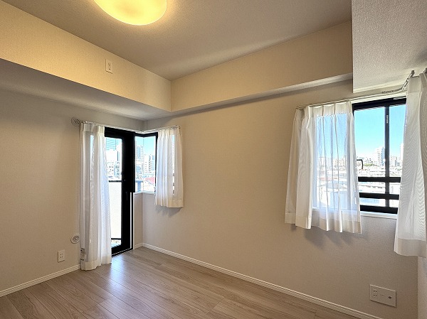 ライオンズプラザ池田山_三面採光の寝室の写真