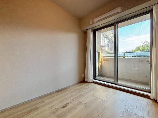 パークコート南青山ヒルトップレジデンス_窓が大きい洋室の写真