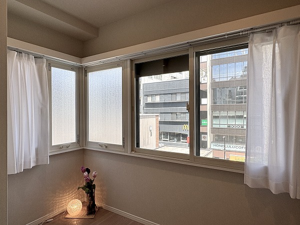 グランドメゾン麻布十番館_約6.0帖の洋室窓の写真