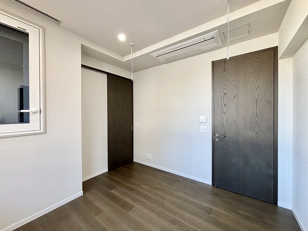 アトラス麻布台_収納スペースを確保したベッドルームの写真