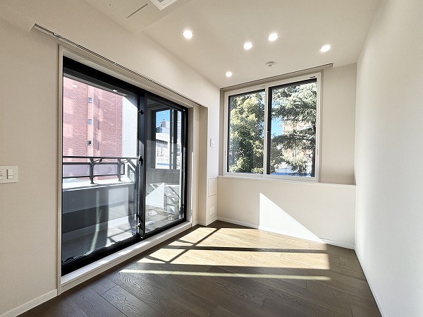 アトラス麻布台_二面採光で明るい洋室の写真