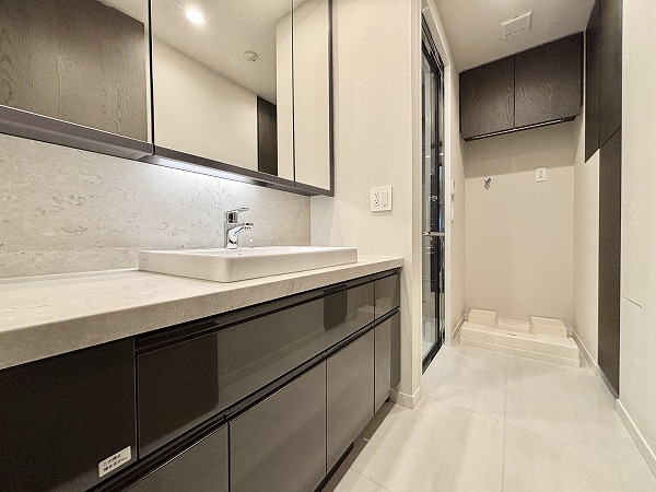 アトラス麻布台_清潔感のある洗面室の写真