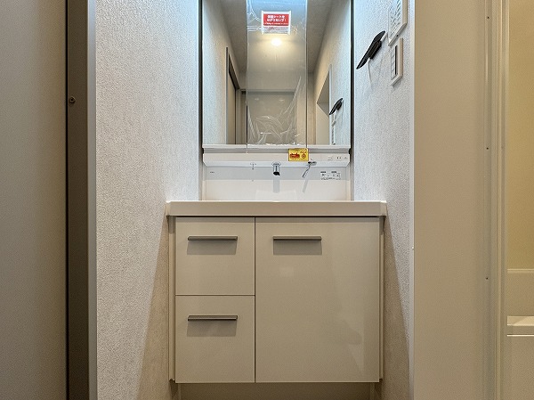 パラスト上目黒_3面鏡の洗面化粧台の写真