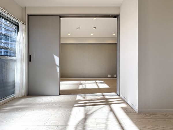 パラスト上目黒_洋室からリビングの写真