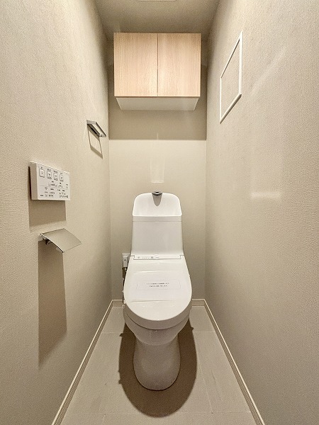 ライオンズマンション広尾南_温水洗浄便座付きのトイレの写真