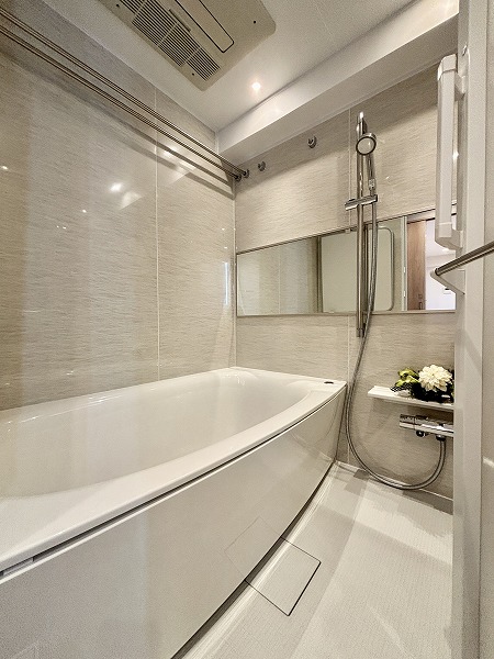 ライオンズマンション広尾南_上品なデザインの水回りの写真