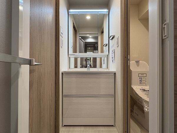 セザール大森本町_3面鏡の洗面化粧台の写真