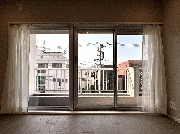 ドミール高輪_約6.3帖の洋室の窓の写真