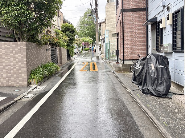 グランディ市谷柳町裏手の道