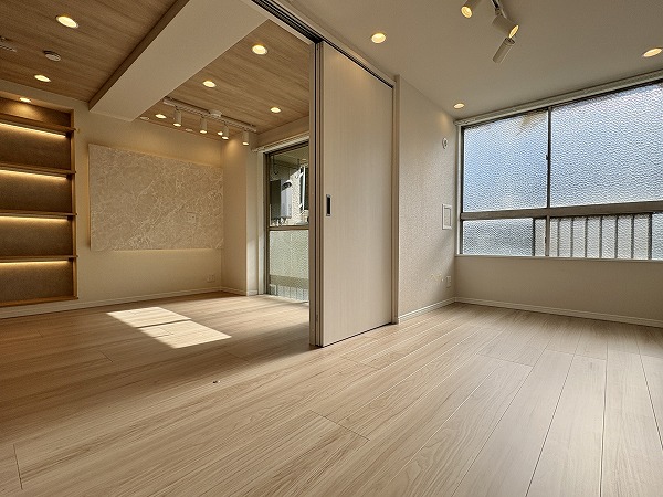 三田第2コーポラス_約4.9帖の洋室からリビングダイニングキッチンの写真