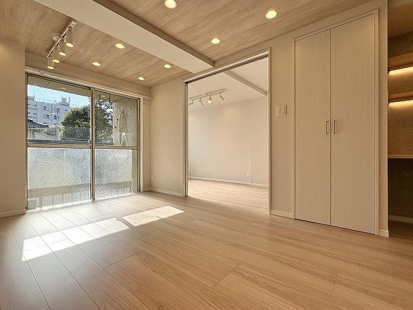 三田第2コーポラス_約4.9帖の洋室とリビングダイニングキッチンの写真1