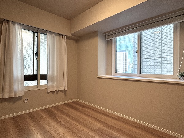 クレッセント渋谷神泉_約6帖の洋室窓の写真