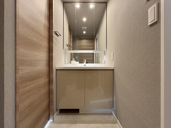 クレッセント渋谷神泉_3面鏡の洗面化粧台の写真