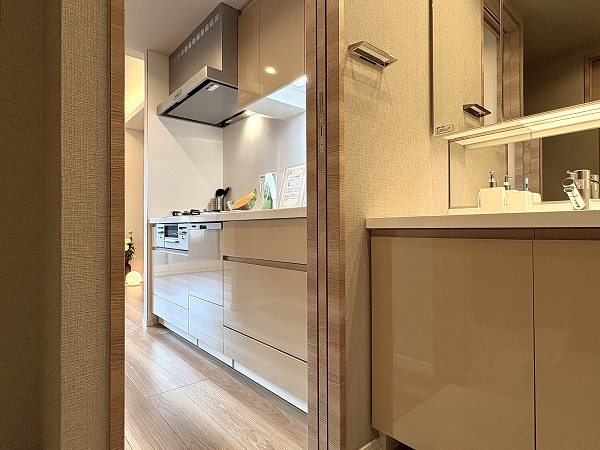 クレッセント渋谷神泉_パウダールームからリビングダイニングキッチンの写真