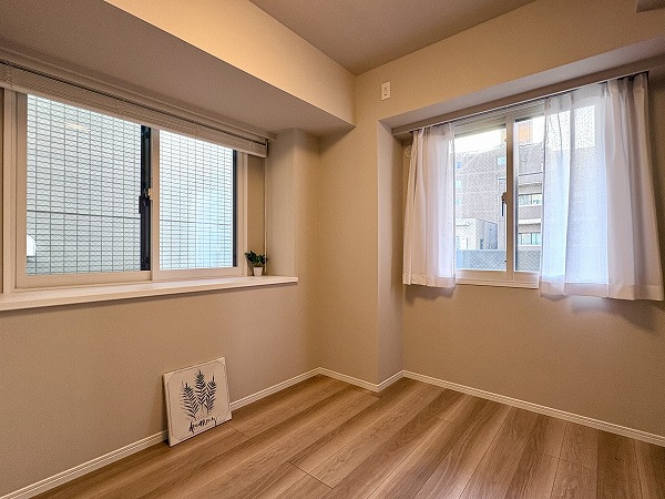 クレッセント渋谷神泉_約4.6帖の洋室窓の写真